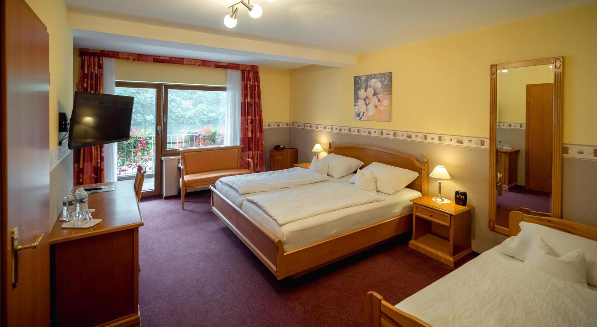 Hotel Bisenius ทราเบิน-ทราร์บาค ภายนอก รูปภาพ